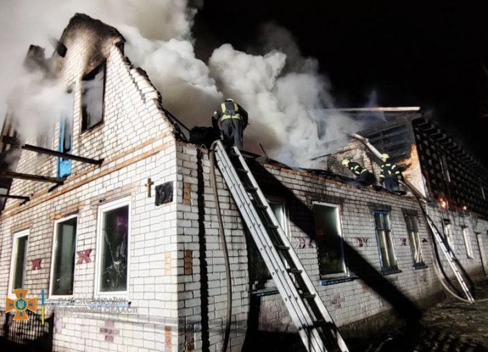 В Запорожье тушили масштабный пожар - сгорела крыша частного дома (фото)